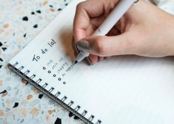 Cari tahu bagaimana tulisan tangan bisa mencerminkan kepribadian. Simak cara membaca ukuran huruf, jarak, hingga tekanan pena dalam analisis grafologi yang menarik dan mudah dicoba. Foto: Freepik