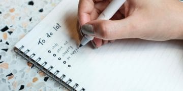 Cari tahu bagaimana tulisan tangan bisa mencerminkan kepribadian. Simak cara membaca ukuran huruf, jarak, hingga tekanan pena dalam analisis grafologi yang menarik dan mudah dicoba. Foto: Freepik