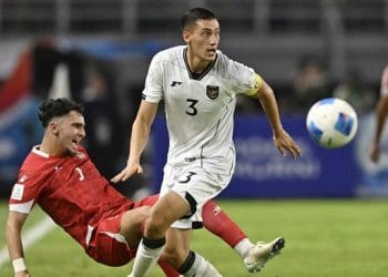 Kapten Timnas Indonesia, Jay Idzes, tengah memimpin lini pertahanan dalam laga FIFA Matchday melawan Lebanon di Stadion Gelora Bung Tomo, Surabaya. (Sumber: ANTARA FOTO)