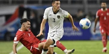 Kapten Timnas Indonesia, Jay Idzes, tengah memimpin lini pertahanan dalam laga FIFA Matchday melawan Lebanon di Stadion Gelora Bung Tomo, Surabaya. (Sumber: ANTARA FOTO)