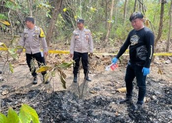 Petugas kepolisian melakukan olah tempat kejadian perkara (TKP) di lokasi kebakaran. (Sumber: Dok. Humas Polres Wonogiri Via Detik.com)