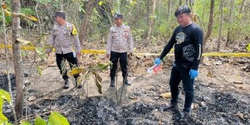 Petugas kepolisian melakukan olah tempat kejadian perkara (TKP) di lokasi kebakaran. (Sumber: Dok. Humas Polres Wonogiri Via Detik.com)