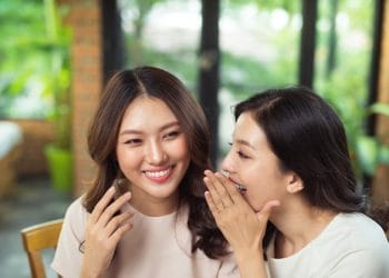 Menurut psikologi, ada beberapa hal pribadi yang sebaiknya tidak diceritakan ke orang lain. Simak 7 rahasia penting yang harus dijaga demi privasi, kesehatan mental, dan hubungan sosial yang lebih sehat. Foto: Freepik