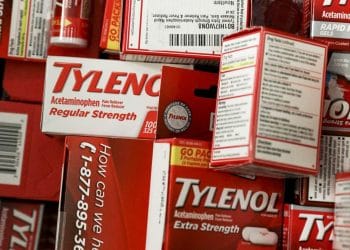 Kemasan obat Tylenol yang menjadi sorotan dalam isu dugaan kaitannya dengan autisme. (Sumber foto: Getty Images via Healthline)