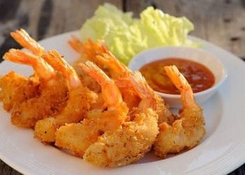 Udang goreng tepung crispy yang gurih dan renyah, cocok disajikan sebagai camilan atau lauk keluarga. (Sumber: Finna Food)