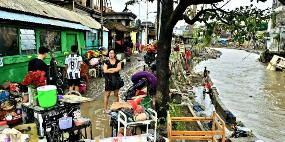Warga sedang mengevakuasi barang dari rumah yang terendam banjir di Bali setelah hujan lebat. (Sumber: ANTARA Photo/Fikri via popbela.com)