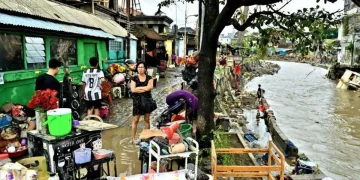 Warga sedang mengevakuasi barang dari rumah yang terendam banjir di Bali setelah hujan lebat. (Sumber: ANTARA Photo/Fikri via popbela.com)