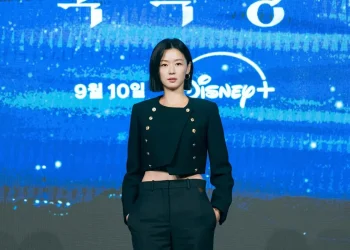 Jun Ji-hyun berpose sebagai Seo Mun-ju dalam serial Tempest(Sumber: Disney+ / Tempest Promo)
