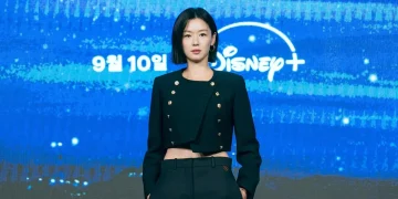 Jun Ji-hyun berpose sebagai Seo Mun-ju dalam serial Tempest(Sumber: Disney+ / Tempest Promo)