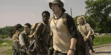 Cuplikan adegan The Long Walk yang menampilkan peserta kompetisi berjalan di jalan raya Amerika versi distopia. (Sumber: Lionsgate/The Long Walk)