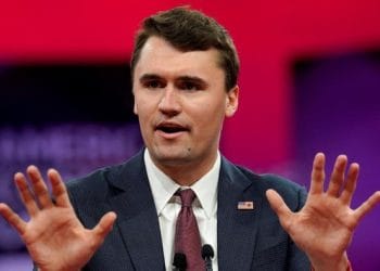 Charlie Kirk saat berbicara di atas panggung sebelum insiden penembakan tragis di Utah.Sumber foto: Reuters via Detik