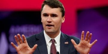Charlie Kirk saat berbicara di atas panggung sebelum insiden penembakan tragis di Utah.Sumber foto: Reuters via Detik