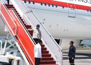 Presiden Prabowo Subianto turun dari pesawat di Bandar Udara Internasional I Gusti Ngurah Rai, Bali. (Sumber: CNN Indonesia)