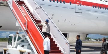 Presiden Prabowo Subianto turun dari pesawat di Bandar Udara Internasional I Gusti Ngurah Rai, Bali. (Sumber: CNN Indonesia)