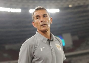 Pelatih Timnas U-23 Indonesia, Gerald Vanenburg, saat memimpin sesi latihan di Lapangan Madya GBK—menghadapi tantangan baru usai kegagalan di Kualifikasi Piala Asia U-23. (Sumber: Bola.net/Abdul Aziz)