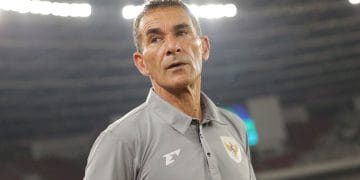 Pelatih Timnas U-23 Indonesia, Gerald Vanenburg, saat memimpin sesi latihan di Lapangan Madya GBK—menghadapi tantangan baru usai kegagalan di Kualifikasi Piala Asia U-23. (Sumber: Bola.net/Abdul Aziz)
