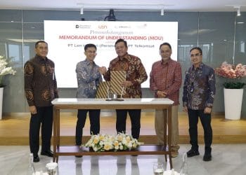 Penandatanganan Nota Kesepahaman (MoU) oleh Telkomsat dan Len Industri disaksikan pejabat tinggi pertahanan RI, sebagai simbol mulai kolaborasi pertahanan berbasis satelit. Sumber: Telkom