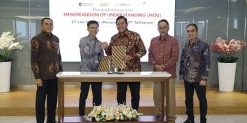 Penandatanganan Nota Kesepahaman (MoU) oleh Telkomsat dan Len Industri disaksikan pejabat tinggi pertahanan RI, sebagai simbol mulai kolaborasi pertahanan berbasis satelit. Sumber: Telkom