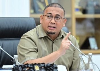 Ketua Komisi VI DPR Andre Rosiade saat menyampaikan rencana revitalisasi pasar kepada media. (Sumber: Gerindra)