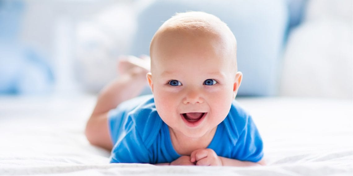 Kenali tanda-tanda awal bayi usia 3 bulan yang bisa menunjukkan potensi kecerdasan, dari senyum sosial, pengenalan wajah, sampai kontrol tangan dan suara.