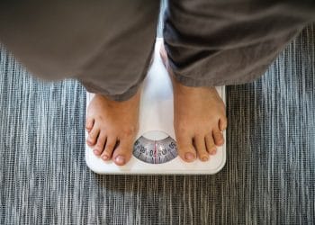 Pelajari bagaimana menghitung berat badan ideal berdasarkan tinggi badan, usia, dan jenis kelamin lewat BMI, rasio pinggang-tinggi, serta alternatif pengukuran tubuh lainnya untuk memahami risiko kesehatan. Foto: Freepik