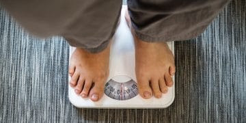 Pelajari bagaimana menghitung berat badan ideal berdasarkan tinggi badan, usia, dan jenis kelamin lewat BMI, rasio pinggang-tinggi, serta alternatif pengukuran tubuh lainnya untuk memahami risiko kesehatan. Foto: Freepik
