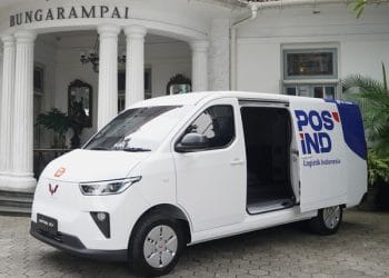 Pos Indonesia menjalin kerja sama dengan Wuling Motors menyediakan 25 unit Wuling Mitra EV Blind Van untuk armada logistik, mendukung logistik ramah lingkungan, efisien, dan target pengurangan emisi nasional. Foto: Wuling Motors