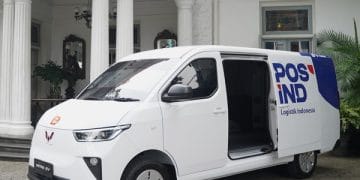 Pos Indonesia menjalin kerja sama dengan Wuling Motors menyediakan 25 unit Wuling Mitra EV Blind Van untuk armada logistik, mendukung logistik ramah lingkungan, efisien, dan target pengurangan emisi nasional. Foto: Wuling Motors