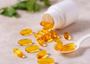Meski penting untuk tulang dan imunitas, kelebihan vitamin D bisa memicu masalah kesehatan serius, mulai dari kadar kalsium tinggi hingga kerusakan ginjal. Kenali gejala dan pencegahannya di sini. Foto: Freepik