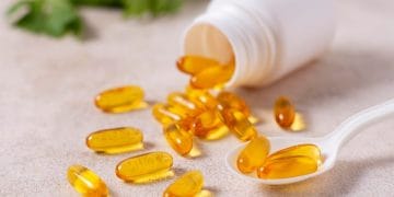 Meski penting untuk tulang dan imunitas, kelebihan vitamin D bisa memicu masalah kesehatan serius, mulai dari kadar kalsium tinggi hingga kerusakan ginjal. Kenali gejala dan pencegahannya di sini. Foto: Freepik