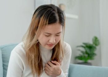 Studi terbaru dari Mayo Clinic menunjukkan lebih dari setengah serangan jantung pada wanita di bawah 65 tahun disebabkan oleh faktor selain penyumbatan arteri. Kenali SCAD, emboli, dan gejala tak khas untuk pencegahan lebih awal. Foto: Freepik