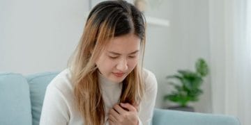 Studi terbaru dari Mayo Clinic menunjukkan lebih dari setengah serangan jantung pada wanita di bawah 65 tahun disebabkan oleh faktor selain penyumbatan arteri. Kenali SCAD, emboli, dan gejala tak khas untuk pencegahan lebih awal. Foto: Freepik