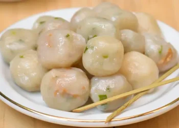 Cilok gajih isi lemak ala Bandung ini kenyal di luar, gurih di dalam. (Sumber: Shutterstock.com/NilaSito)