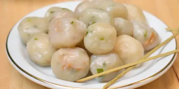 Cilok gajih isi lemak ala Bandung ini kenyal di luar, gurih di dalam. (Sumber: Shutterstock.com/NilaSito)