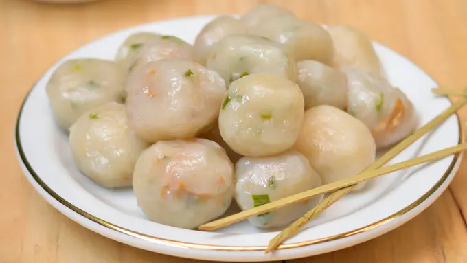 Cara Membuat Cilok Gajih Isi Lemak yang Kenyal, Gurih, dan Pedas Menggoda Cilok gajih isi lemak ala Bandung ini kenyal di luar, gurih di dalam. (Sumber: Shutterstock.com/NilaSito)