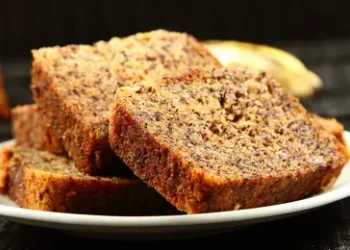 Resep bolu pisang kepok kukus 2 telur yang lembut dan wangi. Antigagal, murah, dan mudah dibuat hanya dengan bahan sederhana di rumah! (Foto: Shutterstock)