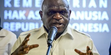 Menteri HAM Natalius Pigai mengusulkan agar korupsi dimasukkan sebagai pelanggaran HAM dalam revisi UU HAM. Indonesia bisa jadi negara pertama yang menerapkan ini. (Foto: Sulthony Hasanuddin/ANTARA FOTO)