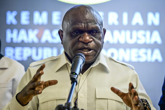 Natalius Pigai: Korupsi Bisa Jadi Pelanggaran HAM Jika Timbulkan Derita Rakyat Menteri HAM Natalius Pigai mengusulkan agar korupsi dimasukkan sebagai pelanggaran HAM dalam revisi UU HAM. Indonesia bisa jadi negara pertama yang menerapkan ini. (Foto: Sulthony Hasanuddin/ANTARA FOTO)
