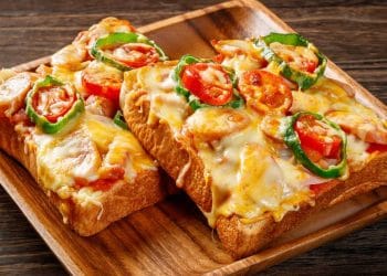 Pizza roti tawar praktis dengan topping melimpah, cocok untuk akhir bulan. Gampang dibuat, rasanya mewah! (Sumber: gontabunta (Shutterstock)