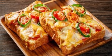 Pizza roti tawar praktis dengan topping melimpah, cocok untuk akhir bulan. Gampang dibuat, rasanya mewah! (Sumber: gontabunta (Shutterstock)