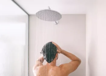 Ilustrasi Mandi. (Foto: klikdokter.com)