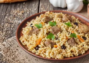 Nikmati kelezatan nasi kebuli sapi yang wangi rempah, gurih, dan legit. Resep ini mudah dibuat di rumah dan cocok untuk acara spesial maupun santai. (Foto: Thinkstock.com)