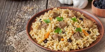 Nikmati kelezatan nasi kebuli sapi yang wangi rempah, gurih, dan legit. Resep ini mudah dibuat di rumah dan cocok untuk acara spesial maupun santai. (Foto: Thinkstock.com)