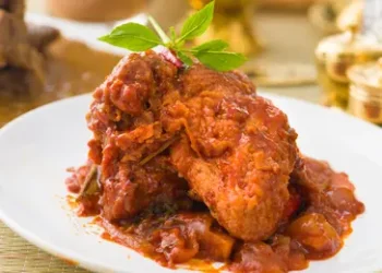 Rendang ayam tanpa santan tetap gurih dan lembut! Coba resep simpel ini dengan susu kedelai sebagai pengganti santan. lebih sehat, hemat, dan lezat! (Foto: shutterstock.com/id/g/yuliang11)