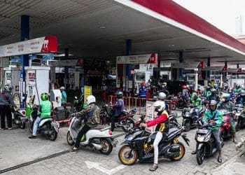 Polresta Sidoarjo turun langsung memeriksa SPBU buntut keluhan warga soal motor brebet. Hasil awal menunjukkan BBM masih sesuai ketentuan. (Foto: Liputan6.com/Faizal Fanani)