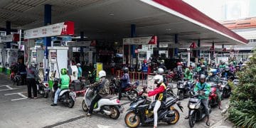 Polresta Sidoarjo turun langsung memeriksa SPBU buntut keluhan warga soal motor brebet. Hasil awal menunjukkan BBM masih sesuai ketentuan. (Foto: Liputan6.com/Faizal Fanani)