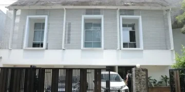 Kejagung menyita rumah mewah milik Riza Chalid di Jakarta Selatan yang diduga hasil kejahatan korupsi tata kelola minyak mentah. (Foto: Antara)