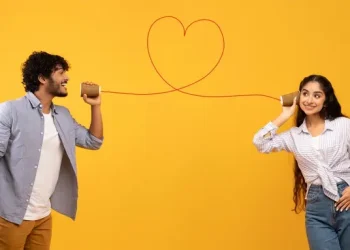 Penasaran apakah dia juga suka kamu? Studi ilmiah mengungkap cara mudah mengetahuinya lewat durasi pelukan. (Foto: www.shutterstock.com/Prostock-Studio)