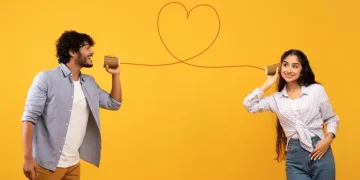 Penasaran apakah dia juga suka kamu? Studi ilmiah mengungkap cara mudah mengetahuinya lewat durasi pelukan. (Foto: www.shutterstock.com/Prostock-Studio)