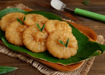 Resep kue cucur gula merah khas Jakarta dan Manado, manis legit dengan pinggiran renyah dan tengah lembut. Cocok untuk camilan nostalgia hemat. (Foto: shutterstock.com/id/g/EndwiaSS)